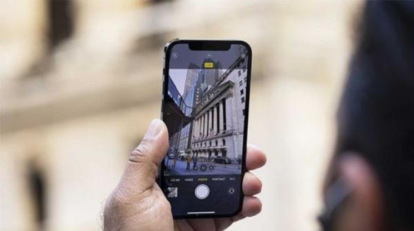 Ảnh minh họa giao diện iCloud trên iPhone, hiển thị thông báo lỗi thường gặp và các tùy chọn khắc phục sự cố đồng bộ hóa và dung lượng lưu trữ.
