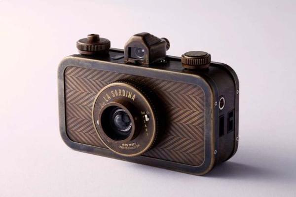 Máy ảnh Lomo underwater với màu sắc sống động và hiệu ứng viền đen đặc trưng